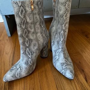 *SOLD* Snakeskin print boots 8.5